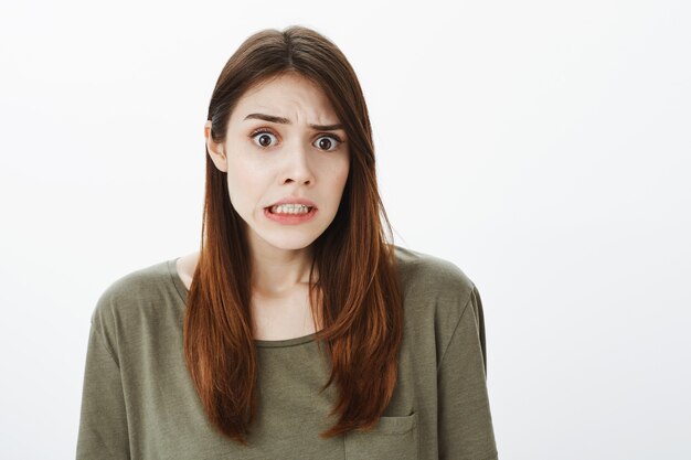 Porträt einer Frau in einem dunkelgrünen T-Shirt