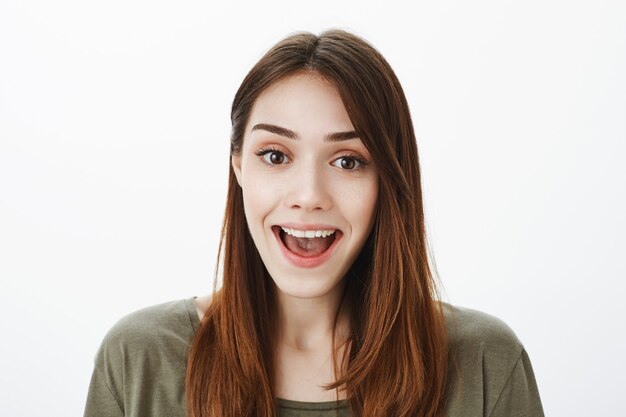 Porträt einer Frau in einem dunkelgrünen T-Shirt