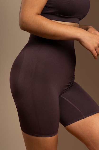 Kostenloses Foto porträt einer frau in shapewear gekleidet