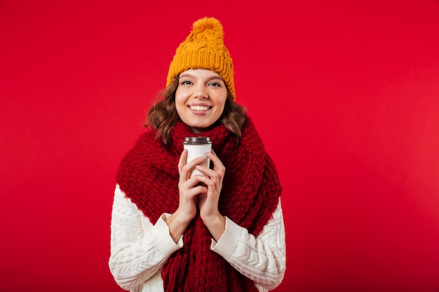 Porträt einer Frau in Wintermütze und Schal gekleidet