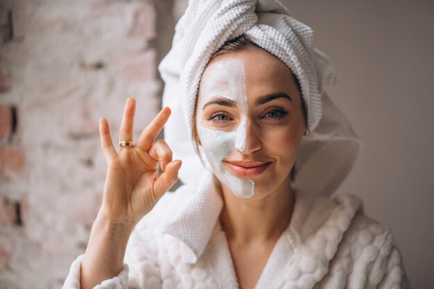 Porträt einer Frau mit einem halben Gesicht der Gesichtsmaske