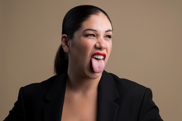 Porträt einer Frau mit herausgestreckter Zunge