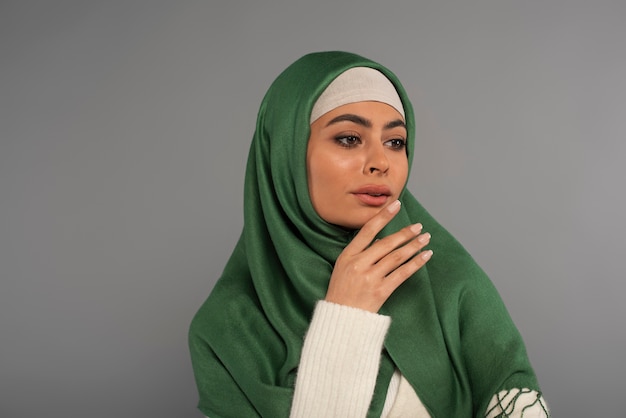 Kostenloses Foto porträt einer frau mit hijab isoliert
