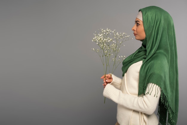 Kostenloses Foto porträt einer frau mit hijab isoliert