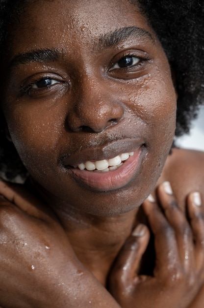 Kostenloses Foto porträt einer frau mit hydratisierter haut