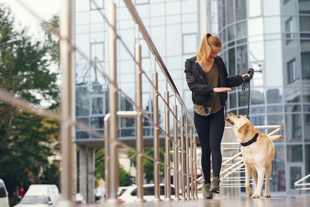 Porträt einer Frau mit ihrem schönen Hund