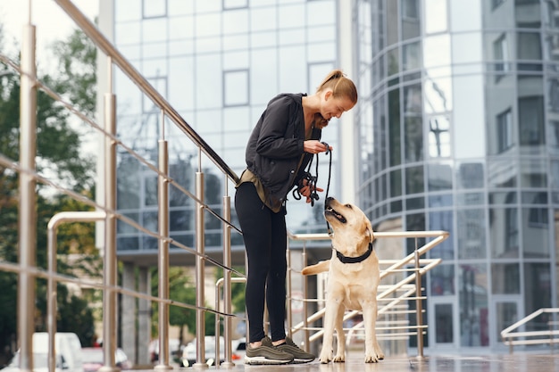 Porträt einer Frau mit ihrem schönen Hund