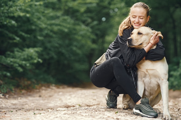 Kostenloses Foto porträt einer frau mit ihrem schönen hund