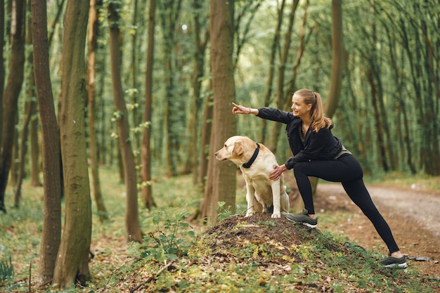 Kostenloses Foto porträt einer frau mit ihrem schönen hund