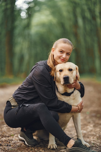 Kostenloses Foto porträt einer frau mit ihrem schönen hund