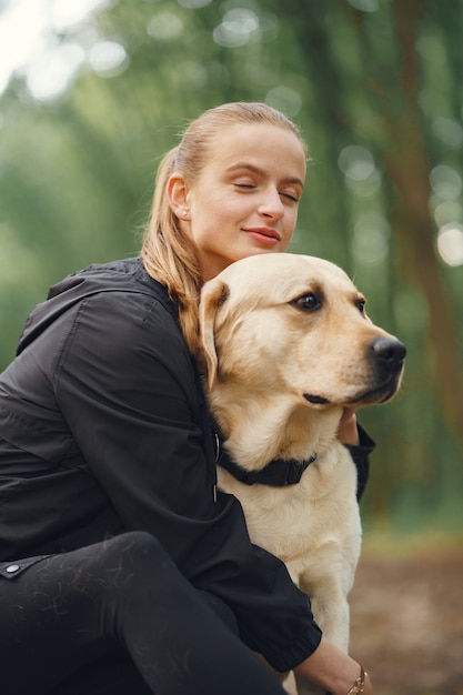 Kostenloses Foto porträt einer frau mit ihrem schönen hund