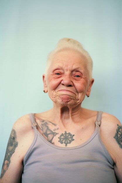 Porträt einer Frau mit Körpertätowierungen