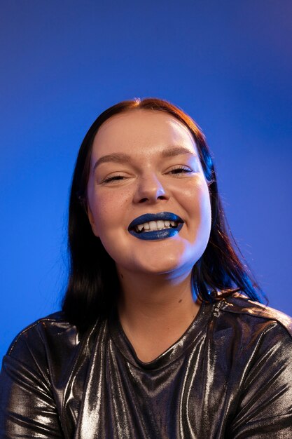 Porträt einer Frau mit leuchtend blauen Lippen