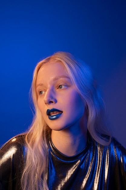 Porträt einer Frau mit leuchtend blauen Lippen