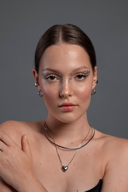 Porträt einer Frau mit Schmuck-Make-up