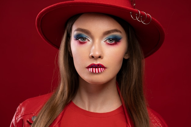 Porträt einer Frau mit usa-Themen-Make-up
