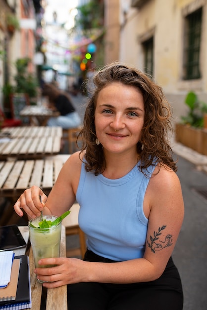 Porträt einer Frau ohne BH im Freien im Café