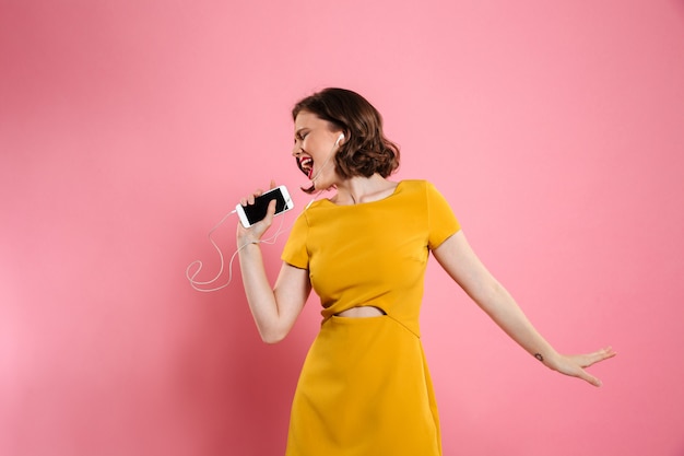 Porträt einer fröhlichen Frau in Kleid und Make-up