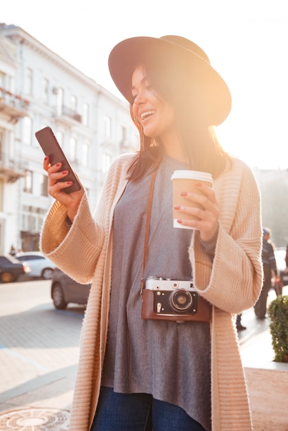 Kostenloses Foto porträt einer fröhlichen lächelnden frau sms