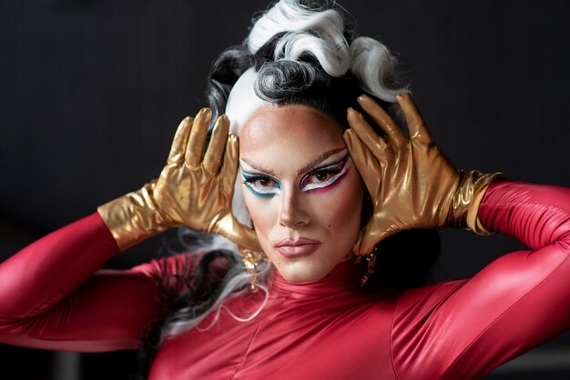 Porträt einer glamourösen Drag Queen posiert