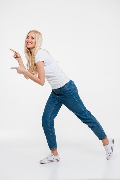 Porträt einer glücklichen blonden Frau in Jeans