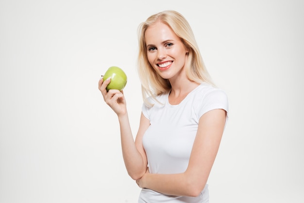 Porträt einer glücklichen fit Frau, die grünen Apfel hält
