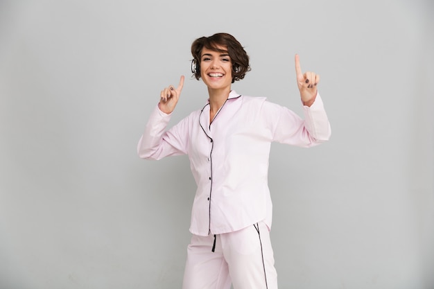 Porträt einer glücklichen fröhlichen Frau im Pyjama