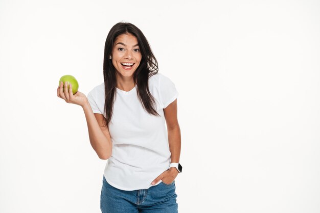 Porträt einer glücklichen gesunden Frau, die grünen Apfel hält
