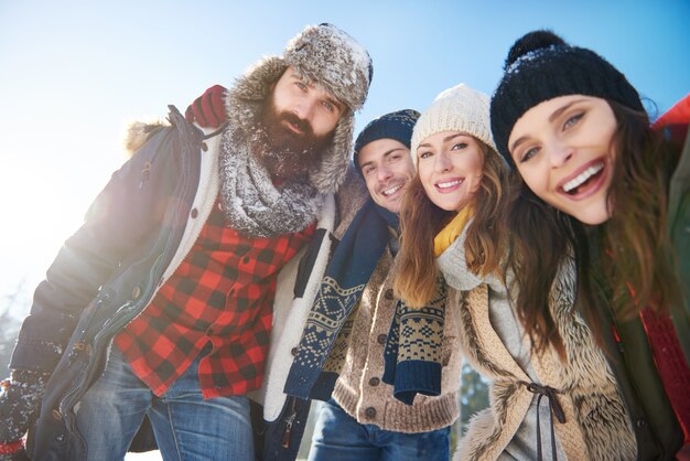 Porträt einer Gruppe von Freunden im Schnee