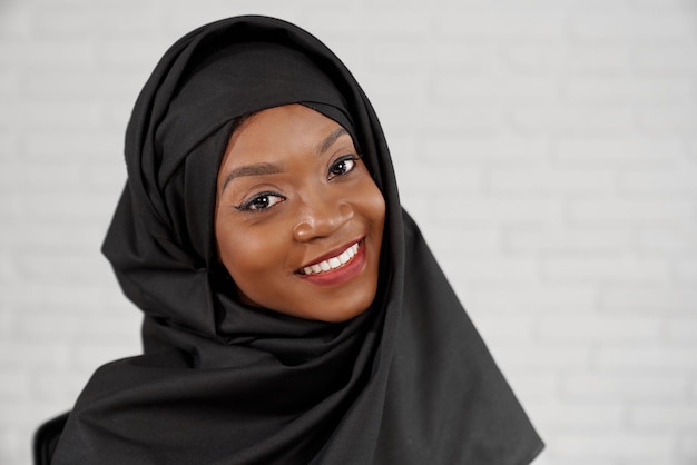 Porträt einer hübschen afrikanischen muslimischen Frau in schwarzem Hijab