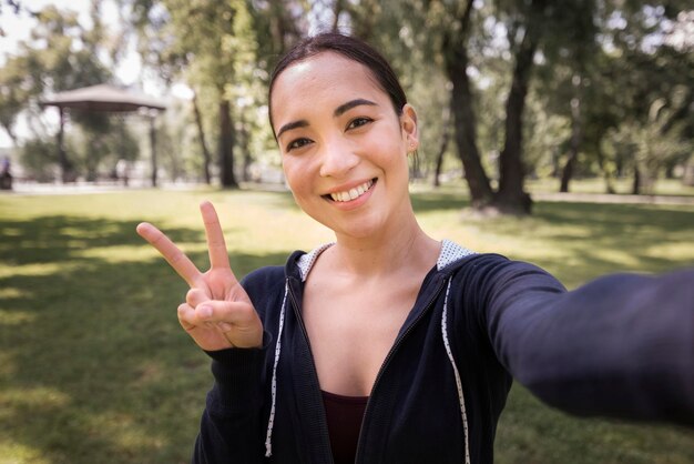 Porträt einer hübschen Frau, die ein Selfie nimmt