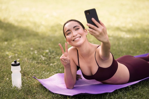 Porträt einer hübschen jungen Frau, die ein Selfie nimmt