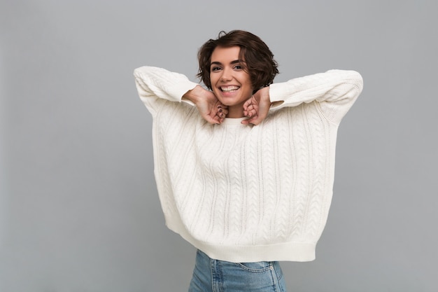 Porträt einer hübschen lässigen Frau im lachenden Pullover