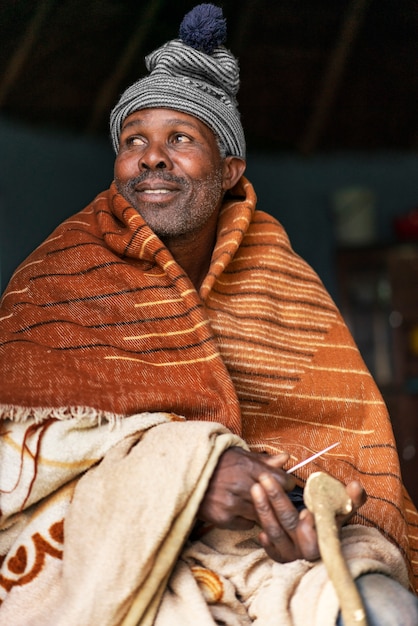 Kostenloses Foto porträt einer indigenen person, die das tägliche leben zeigt