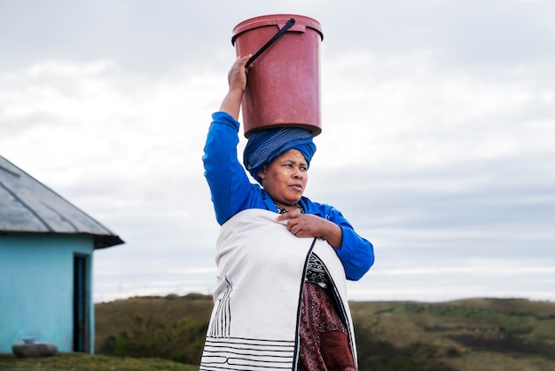 Kostenloses Foto porträt einer indigenen person, die das tägliche leben zeigt