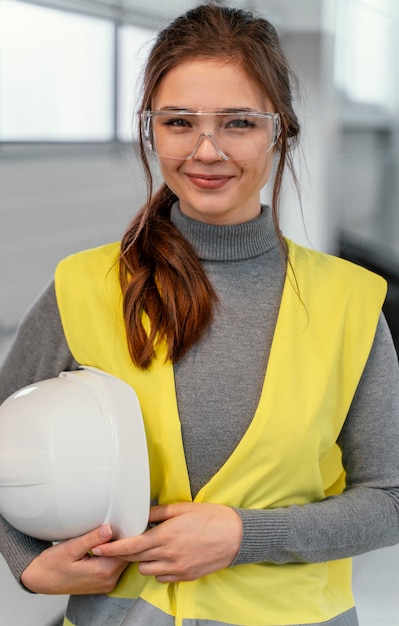 Kostenloses Foto porträt einer ingenieurin eines smileys