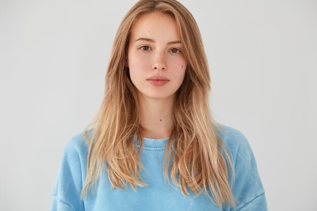 Porträt einer jungen blonden Frau