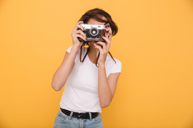 Porträt einer jungen brünetten Frau, die ein Foto macht