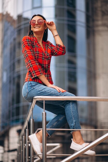 Kostenloses Foto porträt einer jungen dame in der roten jacke