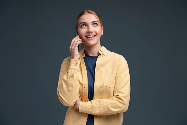 Porträt einer jungen Frau, die auf ihrem Smartphone spricht