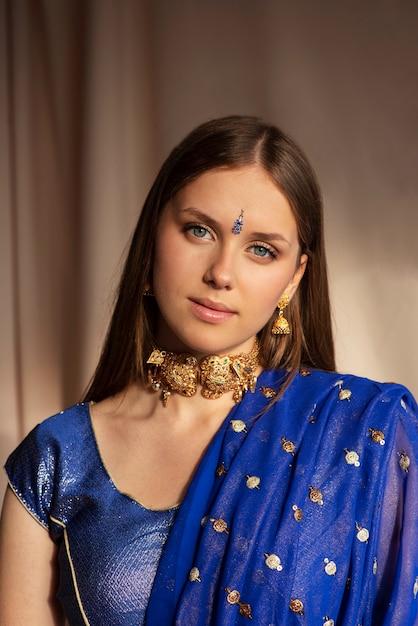 Kostenloses Foto porträt einer jungen frau, die traditionelle sari-kleidung trägt