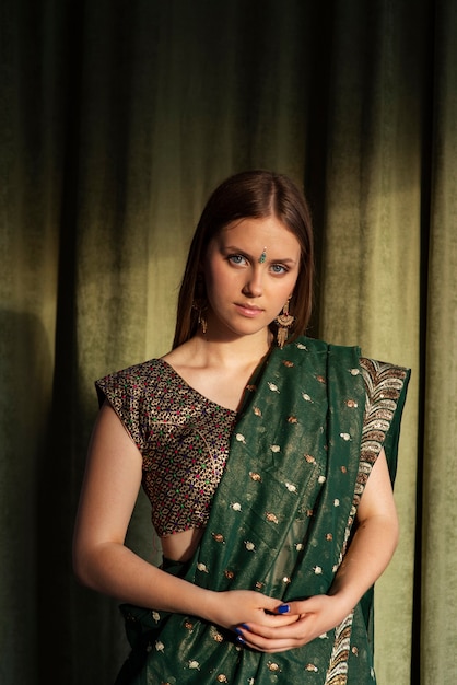 Kostenloses Foto porträt einer jungen frau, die traditionelle sari-kleidung trägt