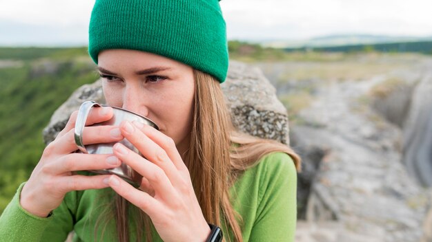 Porträt einer jungen Frau, die Wasser trinkt