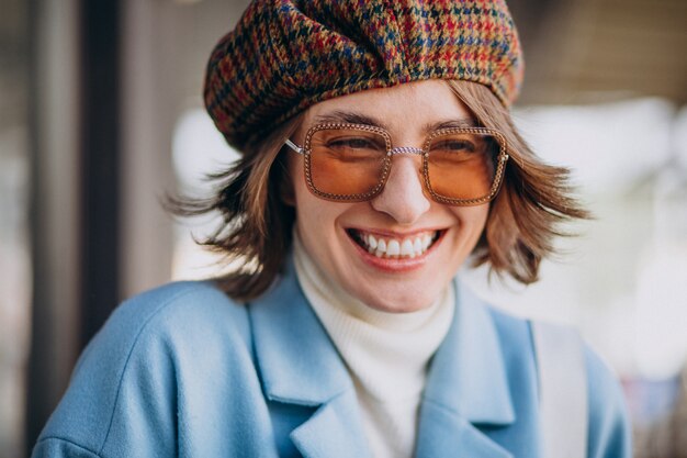 Porträt einer jungen Frau in Sonnenbrille und Hut