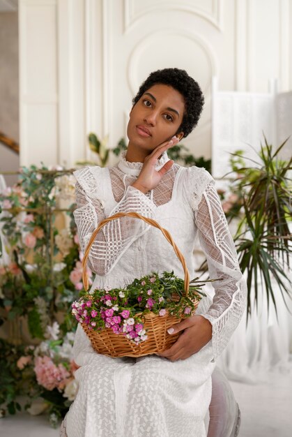 Porträt einer jungen Frau mit Blumen, die ein Boho-Chic-Kleid tragen