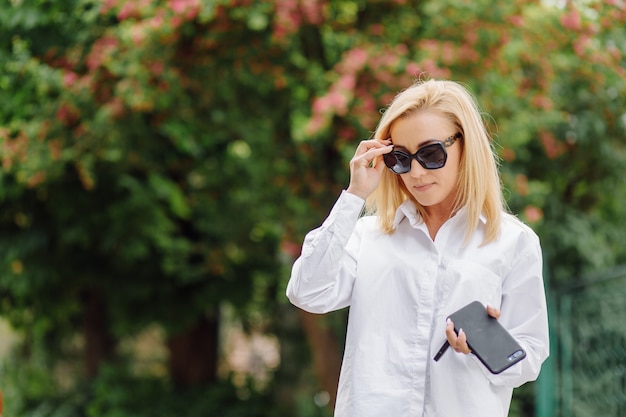 Porträt einer jungen Geschäftsfrau, die blond lächelt