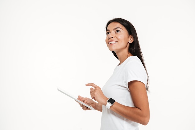Porträt einer jungen glücklichen Frau, die Tablet-Computer hält