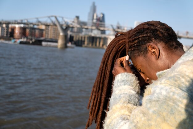 Porträt einer jungen schönen Frau mit Afro-Dreadlocks in der Stadt