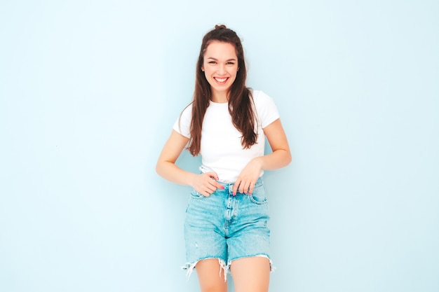 Porträt einer jungen schönen lächelnden Frau in trendiger Sommer-Hipster-Kleidung