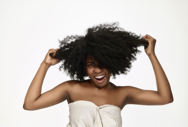 Porträt einer jungen schwarzen Frau, die mit Klammern lächelt